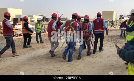 (181221) -- FARWANIYA (KUWAIT), 21 dicembre 2018 -- il team medico della China State Construction Engineering Corporation (CSCEC) esegue un'esercitazione di soccorso di emergenza per aiutare i lavoratori che cadono dall'alto nel cantiere di Farwaniya, Kuwait, il 19 dicembre 2018. Giovedì il CSCEC ha tenuto una cerimonia di premiazione per concludere una settimana di educazione alla sicurezza per i suoi dipendenti che lavorano in Kuwait. L'evento annuale si è tenuto presso il progetto di costruzione del CSCEC nell'Università del Kuwait nel Governatorato di Farwaniya. Durante la cerimonia, i rappresentanti del CSCEC hanno consegnato premi ai suoi dipendenti che hanno vinto un concorso antincendio. TH Foto Stock