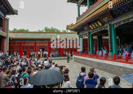 (181222) -- PECHINO, 22 dicembre 2018 (Xinhua) -- i turisti godono di un'opera tradizionale al Museo del Palazzo di Pechino, capitale della Cina, 9 giugno 2018. Il Museo del Palazzo, o l'ex palazzo imperiale nel centro di Pechino, aprirà il 85% delle sue aree al pubblico, rispetto all'attuale 80%, il China Daily riportato venerdì. La maggior parte delle aree all'interno del museo, conosciuta anche come la città Proibita, non saranno più vietate per il pubblico, il giornale ha citato Shan Jixiang, il curatore del museo, come dice. La più grande del suo genere al mondo, la città Proibita si sta gradualmente aprendo Foto Stock