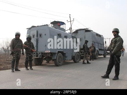 (181222) -- SRINAGAR, 22 dicembre 2018 -- le truppe paramilitari indiane stanno di guardia vicino al luogo di uno scontro a fuoco nel villaggio di Arampora vicino ad Awantipora nel distretto di Pulwama, circa 28 chilometri a sud della città di Srinagar, la capitale estiva del Kashmir controllato dagli indiani, 22 dicembre 2018. Le forze di sicurezza indiane hanno ucciso sei terroristi nel Kashmir controllato dall'India, fonti confermate sabato mattina. Sei terroristi sono stati eliminati nell'area di Awantipora, nel distretto di Pulwama. Armi e altri materiali incriminanti sono stati recuperati dal loro possesso. L'operazione è finita, ha detto una fonte ufficiale. ) INDIANO- Foto Stock