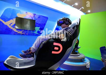 (181222) -- PECHINO, 22 dicembre 2018 (Xinhua) -- Un bambino indossa occhiali di realtà virtuale (VR) per sperimentare lo sport invernale durante il China Winter Sports Festival al Beijing Exhibition Center di Pechino, capitale della Cina, 22 dicembre 2018. Il primo China Winter Sports Festival è iniziato qui sabato e offre ai cittadini esperienze di sport invernali sul posto. (Xinhua/Liu Xianguo) CHINA-BEIJING-WINTER SPORTS FESTIVAL (CN) PUBLICATIONxNOTxINxCHN Foto Stock