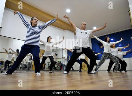 (181222) - DAMASCO, 22 dicembre 2018 - Un gruppo di siriani pratica il Tai chi a Damasco, Siria, 13 dicembre 2018. PER ANDARE CON la caratteristica: I siriani trovano la fuga da una guerra stressante praticando Tai chi. ) SIRIA-DAMASCO-TAI-CHI AmmarxSafarjalani PUBLICATIONxNOTxINxCHN Foto Stock