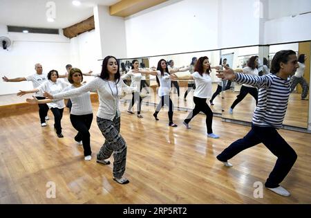 (181222) - DAMASCO, 22 dicembre 2018 - Un gruppo di siriani pratica il Tai chi a Damasco, Siria, 13 dicembre 2018. PER ANDARE CON la caratteristica: I siriani trovano la fuga da una guerra stressante praticando Tai chi. ) SIRIA-DAMASCO-TAI-CHI AmmarxSafarjalani PUBLICATIONxNOTxINxCHN Foto Stock