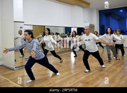 (181222) - DAMASCO, 22 dicembre 2018 - Un gruppo di siriani pratica il Tai chi a Damasco, Siria, 13 dicembre 2018. PER ANDARE CON la caratteristica: I siriani trovano la fuga da una guerra stressante praticando Tai chi. ) SIRIA-DAMASCO-TAI-CHI AmmarxSafarjalani PUBLICATIONxNOTxINxCHN Foto Stock