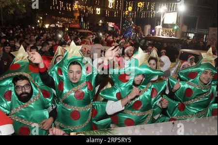 (181222) -- DAMASCO, 22 dicembre 2018 -- gli artisti in costume degli alberi di Natale partecipano a una celebrazione natalizia a Damasco, capitale della Siria, il 22 dicembre 2018. Quest'anno è il primo in sette anni per Damasco a festeggiare il periodo delle festività con tutti i suoi dintorni vuoti di ribelli. ) SIRIA-DAMASCO-FESTEGGIAMENTI DI NATALE AmmarxSafarjalani PUBLICATIONxNOTxINxCHN Foto Stock