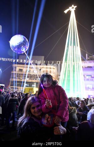 (181222) -- DAMASCO, 22 dicembre 2018 -- Una ragazza siriana e sua madre posano per una foto in una festa di Natale a Damasco, capitale della Siria, il 22 dicembre 2018. Quest'anno è il primo in sette anni per Damasco a festeggiare il periodo delle festività con tutti i suoi dintorni vuoti di ribelli. ) SIRIA-DAMASCO-FESTEGGIAMENTI DI NATALE AmmarxSafarjalani PUBLICATIONxNOTxINxCHN Foto Stock