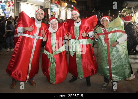 (181222) -- DAMASCO, 22 dicembre 2018 -- artisti in costumi da regalo partecipano a una celebrazione di Natale a Damasco, capitale della Siria, il 22 dicembre 2018. Quest'anno è il primo in sette anni per Damasco a festeggiare il periodo delle festività con tutti i suoi dintorni vuoti di ribelli. ) SIRIA-DAMASCO-FESTEGGIAMENTI DI NATALE AmmarxSafarjalani PUBLICATIONxNOTxINxCHN Foto Stock