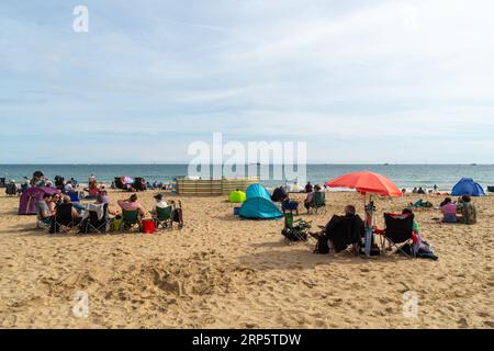 Bournemouth, Regno Unito - 1 settembre 2023: Persone sulla spiaggia. Foto Stock