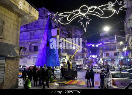 (181223) -- ALEPPO (SIRIA), 23 dicembre 2018 -- la gente ha creato un albero di Natale in piazza Aziziyeh nella città di Aleppo, nella Siria settentrionale, il 20 dicembre 2018. ) La foto va con l'articolo intitolato Feature: Le decorazioni natalizie trasformano la vita nelle rovine di Aleppo. SIRIA-ALEPPO-CHRISTMAS AmmarxSafarjalani PUBLICATIONxNOTxINxCHN Foto Stock