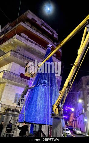 (181223) -- ALEPPO (SIRIA), 23 dicembre 2018 -- la gente ha creato un albero di Natale in piazza Aziziyeh nella città di Aleppo, nella Siria settentrionale, il 20 dicembre 2018. ) La foto va con l'articolo intitolato Feature: Le decorazioni natalizie trasformano la vita nelle rovine di Aleppo. SIRIA-ALEPPO-CHRISTMAS AmmarxSafarjalani PUBLICATIONxNOTxINxCHN Foto Stock