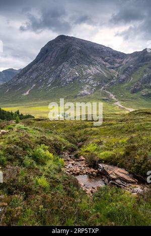 Visualizza in basso del diavolo la scala che porta al Valico di Glencoe nelle Highlands scozzesi, con Buachaille Etive Mor a distanza Foto Stock