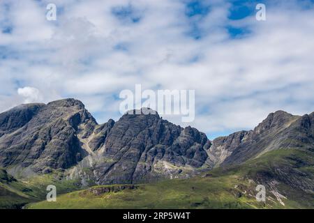 Picchi aspri di Bla Bheinn (Blaven) sull'isola di Skye, Scozia, Regno Unito Foto Stock