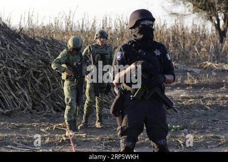 (181225) -- PUEBLA, 25 dicembre 2018 () -- i membri della sicurezza lavorano nel sito dell'incidente di un elicottero a Coronango, Puebla, Messico, 24 dicembre 2018. Il governatore dello stato centrale messicano di Puebla, Martha Erika Alonso, e suo marito Rafael Moreno Valle, ex governatore dello stato, sono stati uccisi in un incidente in elicottero lunedì, ha confermato il capo del Partito Nazionale d'azione Marko Cortes. (/Str) (rtg) MESSICO-PUEBLA-INCIDENTE-ELICOTTERO INCIDENTE XINHUA PUBLICATIONxNOTxINxCHN Foto Stock