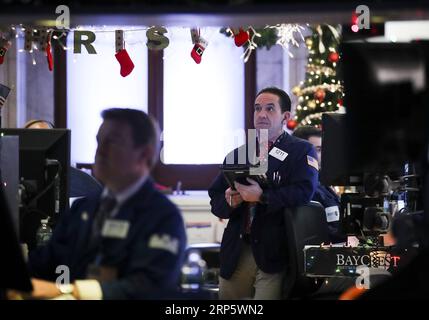 (181224) -- NEW YORK, 24 dicembre 2018 -- i commercianti lavorano alla Borsa di New York a New York, negli Stati Uniti, 24 dicembre 2018. Le azioni statunitensi sono crollate lunedì, con la maggior parte dei principali indici che hanno registrato il peggior declino della vigilia di Natale, estendendo le loro enormi perdite nella rotta della settimana precedente. La media industriale di Dow Jones è scesa di 653,17 punti, o 2,91%, a 21792,20. La S&P 500 è diminuita di 65,52 punti, o del 2,71%, a 2.351,10. L'indice composito Nasdaq è passato da 140,08 punti, o 2,21%, a 6.192,92. ) U.S.-NEW YORK-STOCKS-PLUNGE WangxYing PUBLICATIONxNOTxINxCHN Foto Stock
