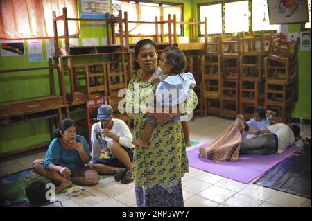 (181225) -- BANTEN, 25 dicembre 2018 -- i sopravvissuti allo tsunami riposano in un rifugio temporaneo a Pandeglang, provincia di Banten, Indonesia, 25 dicembre 2018. Le vittime dello tsunami innescate da un'eruzione vulcanica nello stretto di Sunda in Indonesia sono salite a 429 persone martedì, il portavoce dell'agenzia nazionale di gestione dei disastri Sutopo Purwo Nugroho ha detto a una conferenza stampa. ) INDONESIA-BANTEN-TSUNAMI-SHELTER Zulkarnain PUBLICATIONxNOTxINxCHN Foto Stock