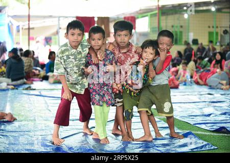 (181225) -- BANTEN, 25 dicembre 2018 (Xinhua) -- i bambini sono visti in un rifugio temporaneo a Labuan di Pandeglang nella provincia di Banten, Indonesia, 25 dicembre 2018. Le vittime dello tsunami innescate da un'eruzione vulcanica nello stretto di Sunda in Indonesia sono salite a 429 persone e altre 16.802 sono state sfollate. (Xinhua/Du Yu) INDONESIA-BANTEN-TSUNAMI-TEMPORARY SHELTER PUBLICATIONxNOTxINxCHN Foto Stock