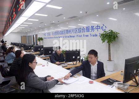 (181225) -- PECHINO, 25 dicembre 2018 -- i membri del personale aiutano i richiedenti ad affrontare gli affari presso Zhengzhou Comprehensive Service Center of China (Henan) Pilot Free Trade zone a Zhengzhou, provincia di Henan, Cina centrale, 20 novembre 2018. ) Titoli Xinhua: Il nuovo elenco negativo conferisce alle imprese parità di trattamento nell'accesso al mercato FengxDapeng PUBLICATIONxNOTxINxCHN Foto Stock