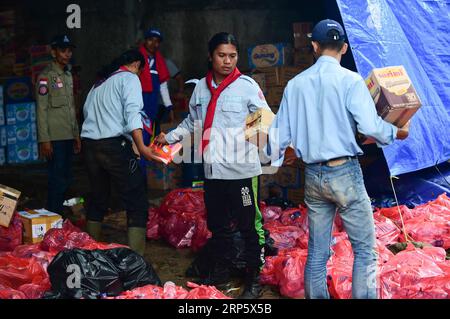 (181225) -- BANTEN, 25 dicembre 2018 (Xinhua) -- i membri del personale distribuiscono cibo in un rifugio temporaneo a Labuan di Pandeglang nella provincia di Banten, Indonesia, 25 dicembre 2018. Le vittime dello tsunami innescate da un'eruzione vulcanica nello stretto di Sunda in Indonesia sono salite a 429 persone e altre 16.802 sono state sfollate. (Xinhua/Du Yu) INDONESIA-BANTEN-TSUNAMI-TEMPORARY SHELTER PUBLICATIONxNOTxINxCHN Foto Stock