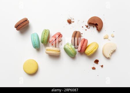Varieta' di colorati macaron dolci francesi con ripieni diversi. Foto Stock