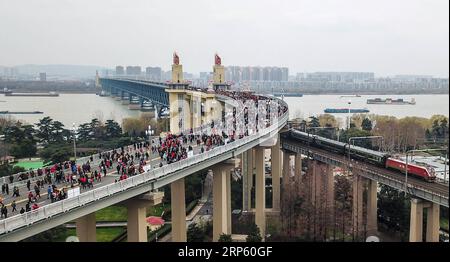 (181229) -- PECHINO, 29 dicembre 2018 -- le persone visitano il ponte sul fiume Yangtze di Nanjing, capitale della provincia di Jiangsu della Cina orientale, 27 dicembre 2018. Costruito mezzo secolo fa, il ponte sul fiume Yangtze di Nanjing è il primo ponte a doppio ponte stradale-ferroviario della Cina. E' stato riaperto il mercoledì dopo un rinnovo di oltre due anni.) XINHUA FOTO DEL GIORNO XINHUA FOTO DEL GIORNO LIXBO PUBLICATIONXNOTXINXCHN Foto Stock