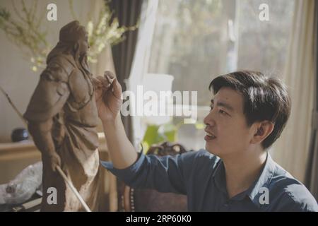 (181229) -- PECHINO, 29 dicembre 2018 (Xinhua) -- Zhang Yu, il creatore della sesta generazione di Clay Figure Zhang , impasta una figurina nel suo laboratorio a Tianjin, Cina settentrionale, 28 febbraio 2017. Clay Figure Zhang è un nome familiare dell'arte popolare tradizionale in Cina, e tali opere d'arte hanno una storia di quasi 200 anni. Zhang Yu, il creatore di figurine di argilla di sesta generazione della sua famiglia, si occupò dell'azienda di famiglia nel 1996, quando aveva solo 18 anni. Con il passare del tempo, l'artigianato e il marchio si sono evoluti. Invece di creare figurine e venderle come un venditore di strada, ha assunto direttori artistici per sfruttarle Foto Stock