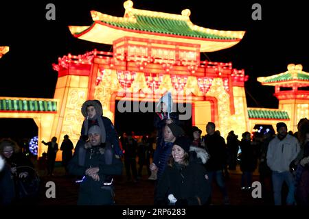 (181231) -- NEW YORK, 31 dicembre 2018 (Xinhua) -- la gente vede le lanterne cinesi durante il Winter Lantern Festival per accogliere l'avvicinarsi del nuovo anno a Staten Island di New York, Stati Uniti, 30 dicembre 2018. (Xinhua/Wang Ying) U.S.-NEW YORK-WINTER LANTERN FESTIVAL PUBLICATIONxNOTxINxCHN Foto Stock