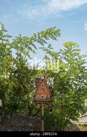 Grande contenitore per nidi di uccelli da giardino in un giardino nel sud della Francia Foto Stock