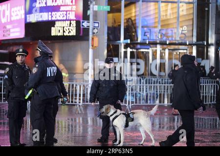 New York, Silvesterparty am Times Square - Sicherheitsmaßnahmen (181231) -- NEW YORK, 31 dicembre 2018 -- gli agenti di polizia stanno di guardia prima della celebrazione del nuovo anno a Times Square a New York, negli Stati Uniti, il 31 dicembre 2018. ) U.S.-NEW YORK-TIMES SQUARE-NEW YEAR CELEBRATION WANGXYING PUBLICATIONXNOTXINXCHN Foto Stock