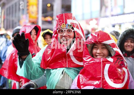 (181231) -- NEW YORK, 31 dicembre 2018 -- la gente aspetta la celebrazione del nuovo anno a Times Square a New York, negli Stati Uniti, il 31 dicembre 2018. ) U.S.-NEW YORK-TIMES SQUARE-NEW YEAR CELEBRATION WANGXYING PUBLICATIONXNOTXINXCHN Foto Stock