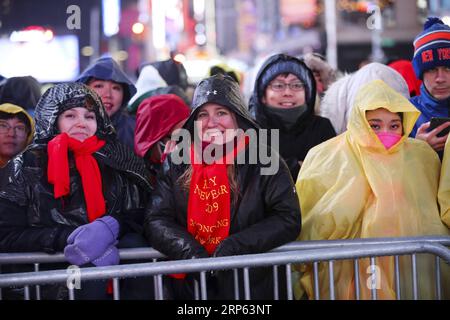 (181231) -- NEW YORK, 31 dicembre 2018 -- la gente aspetta la celebrazione del nuovo anno a Times Square a New York, negli Stati Uniti, il 31 dicembre 2018. ) U.S.-NEW YORK-TIMES SQUARE-NEW YEAR CELEBRATION WANGXYING PUBLICATIONXNOTXINXCHN Foto Stock