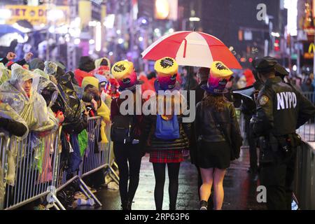 (181231) -- NEW YORK, 31 dicembre 2018 -- la gente aspetta la celebrazione del nuovo anno a Times Square a New York, negli Stati Uniti, il 31 dicembre 2018. ) U.S.-NEW YORK-TIMES SQUARE-NEW YEAR CELEBRATION WANGXYING PUBLICATIONXNOTXINXCHN Foto Stock