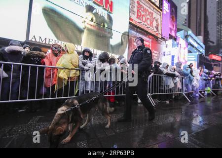 New York, Silvesterparty am Times Square - Sicherheitsmaßnahmen (181231) -- NEW YORK, 31 dicembre 2018 -- Un agente di polizia guardie a Times Square a New York, Stati Uniti, il 31 dicembre 2018. ) U.S.-NEW YORK-TIMES SQUARE-NEW YEAR CELEBRATION WANGXYING PUBLICATIONXNOTXINXCHN Foto Stock