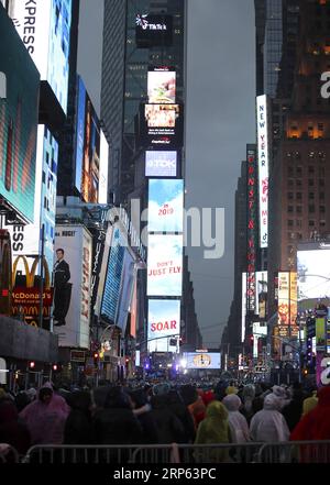 (181231) -- NEW YORK, 31 dicembre 2018 -- la gente aspetta la celebrazione del nuovo anno a Times Square a New York, negli Stati Uniti, il 31 dicembre 2018. ) U.S.-NEW YORK-TIMES SQUARE-NEW YEAR CELEBRATION WANGXYING PUBLICATIONXNOTXINXCHN Foto Stock