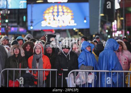 (181231) -- NEW YORK, 31 dicembre 2018 -- la gente aspetta la celebrazione del nuovo anno a Times Square a New York, negli Stati Uniti, il 31 dicembre 2018. ) U.S.-NEW YORK-TIMES SQUARE-NEW YEAR CELEBRATION WANGXYING PUBLICATIONXNOTXINXCHN Foto Stock