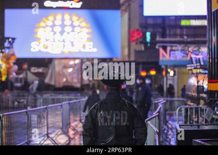 New York, Silvesterparty am Times Square - Sicherheitsmaßnahmen (181231) -- NEW YORK, 31 dicembre 2018 -- Un agente di polizia è di guardia a Times Square a New York, Stati Uniti, il 31 dicembre 2018. ) U.S.-NEW YORK-TIMES SQUARE-NEW YEAR CELEBRATION WANGXYING PUBLICATIONXNOTXINXCHN Foto Stock