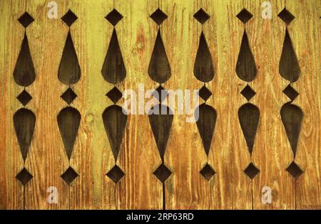 Primo piano di una recinzione in legno tradizionalmente scolpita in Romania, circa 1999 Foto Stock