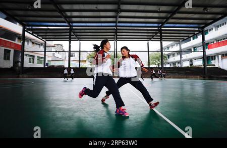 (190101) -- JULIAN, JAN. 1, 2019 (Xinhua) -- le ragazze della squadra di basket partecipano a una sessione di allenamento presso la scuola centrale Haoba nella contea di Junlian della città di Yibin nella provincia del Sichuan della Cina sud-occidentale, il 7 dicembre 2018. Situata nei vasti monti Wumeng, nella provincia del Sichuan, nella Cina sud-occidentale, la scuola centrale di Haoba è una scuola di nove anni che offre istruzione primaria e media, proprio come altre scuole in questa zona montana. Tuttavia, una squadra di basket formata da studentesse ha reso la scuola abbastanza famosa nella sua città, anche nelle città vicine. Il team è stato fondato nel 2005 Foto Stock