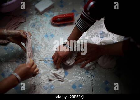 (190101) -- JULIAN, JAN. 1, 2019 (Xinhua) - le ragazze della squadra di basket lavano i loro vestiti nel dormitorio della scuola centrale Haoba nella contea di Junlian nella città di Yibin nella provincia del Sichuan nel sud-ovest della Cina, l'8 dicembre 2018. Situata nei vasti monti Wumeng, nella provincia del Sichuan, nella Cina sud-occidentale, la scuola centrale di Haoba è una scuola di nove anni che offre istruzione primaria e media, proprio come altre scuole in questa zona montana. Tuttavia, una squadra di basket formata da studentesse ha reso la scuola abbastanza famosa nella sua città, anche nelle città vicine. Il team è stato fondato in 2 Foto Stock