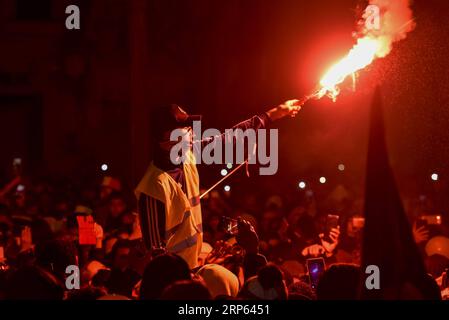 (190101) -- PARIGI, 1 gennaio 2019 -- Un manifestante gilet giallo accende un petard agli Champs-Elysees Avenue a Parigi, Francia, 31 dicembre 2018. ) FRANCE-PARIS-GILET-YELLOW-PROTESTA CHENxYichen PUBLICATIONxNOTxINxCHN Foto Stock