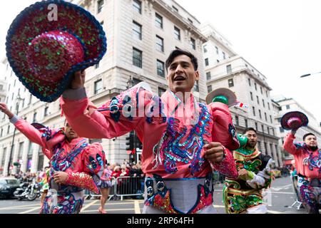 (190101) -- LONDRA, 1 gennaio 2019 -- gli artisti partecipano alla parata annuale del Capodanno a Londra, in Gran Bretagna, 1 gennaio 2019. ) BRITAIN-LONDON-NEW YEAR-PARADE RayxTang PUBLICATIONxNOTxINxCHN Foto Stock