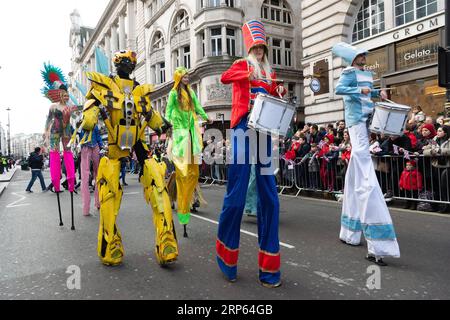 (190101) -- LONDRA, 1 gennaio 2019 -- gli artisti partecipano alla parata annuale del Capodanno a Londra, in Gran Bretagna, 1 gennaio 2019. ) BRITAIN-LONDON-NEW YEAR-PARADE RayxTang PUBLICATIONxNOTxINxCHN Foto Stock