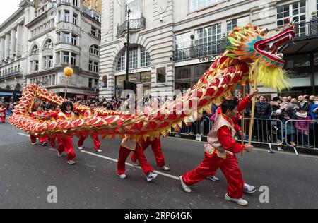 (190101) -- LONDRA, 1 gennaio 2019 -- gli artisti partecipano alla parata annuale del Capodanno a Londra, in Gran Bretagna, 1 gennaio 2019. ) BRITAIN-LONDON-NEW YEAR-PARADE RayxTang PUBLICATIONxNOTxINxCHN Foto Stock