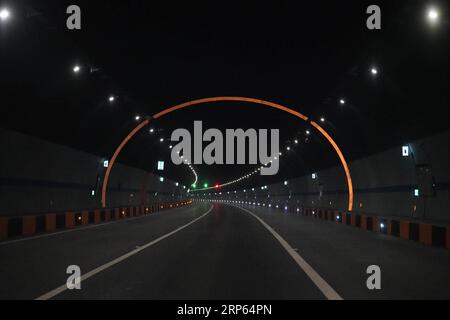 (190102) -- PECHINO, 2 gennaio 2019 (Xinhua) -- foto scattata il 1 gennaio 2019 mostra il tunnel di Shixia della sezione Xinglongkou-Yanqing della Beijing-Chongli Expressway, che attraversa il distretto di Changping e Yanqing di Pechino, capitale della Cina. Dopo più di tre anni di lavori di costruzione, la sezione Xinglongkou-Yanqing della Beijing-Chongli Expressway, lunga 42 km, che collega il villaggio di Xinglongkou a nord-ovest di Pechino nel distretto di Changping e Yanqing, ha aperto al traffico il martedì. L'autostrada Pechino-Chongli inizia da Pechino e termina a Chongli della provincia di Hebei, nella Cina settentrionale Foto Stock