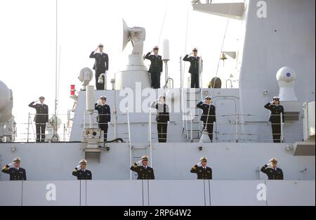 (190102) -- PECHINO, 2 gennaio 2019 -- i soldati navali cinesi salutano un porto di Qingdao, nella provincia dello Shandong della Cina orientale, 6 dicembre 2015. La 22a flotta della marina cinese di scorta partì per il Golfo di Aden e le acque al largo della Somalia per prendere il controllo della 21a flotta per la missione di scorta. Le flotte navali cinesi hanno scortato 3.400 navi straniere negli ultimi 10 anni, circa il 51,5% del totale scortato, secondo una dichiarazione del Ministero della difesa Nazionale. Wu Qian, un portavoce del ministero, ha detto a una conferenza stampa che la Cina ha inviato la prima flotta navale nel Golfo di Aden e nelle acque Foto Stock