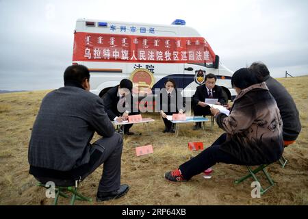 (190102) -- PECHINO, 2 gennaio 2019 (Xinhua) -- il tribunale del circuito per le aree pastorali di Urad Middle Banner mediano una disputa civile in Urad Middle Banner, regione autonoma della Mongolia interna della Cina settentrionale, 30 ottobre 2014. Il XVIII Comitato centrale del Partito Comunista Cinese (PCC) tenne la terza sessione plenaria nel novembre 2013. Nei cinque anni successivi, lo slancio riformato della Cina era stato particolarmente forte in quanto il PCC ha deciso di portare avanti la riforma in tutti gli aspetti durante la riunione. Dalla terza sessione plenaria, il presidente cinese Xi Jinping ha presieduto almeno 45 meeti di alto profilo Foto Stock