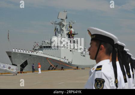 (190102) -- PECHINO, 2 gennaio 2019 -- i soldati della Marina dell'Esercito Popolare Cinese di Liberazione (PLA) stanno di guardia mentre la dodicesima flottiglia di scorta navale cinese salpa in un porto a Zhoushan, nella provincia dello Zhejiang, nella Cina orientale, il 3 luglio 2012. La dodicesima flottiglia di scorta navale cinese lasciò Zhoushan per la missione di scorta nel Golfo di Aden e nelle acque somale per proteggere le navi commerciali dagli attacchi dei pirati. Le flotte navali cinesi hanno scortato 3.400 navi straniere negli ultimi 10 anni, circa il 51,5% del totale scortato, secondo una dichiarazione del Ministero della difesa Nazionale. Wu Qian, portavoce dei minis Foto Stock