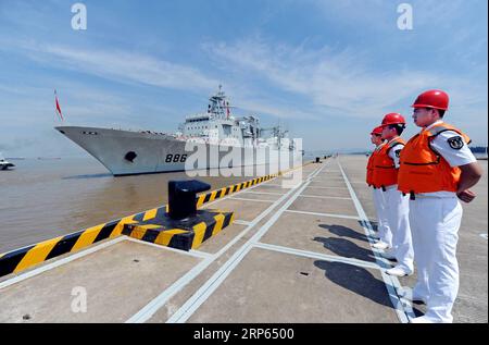 (190102) -- PECHINO, 2 gennaio 2019 -- la dodicesima flottiglia di scorta navale cinese si prepara a salpare in un porto di Zhoushan, nella provincia dello Zhejiang, nella Cina orientale, il 3 luglio 2012. La dodicesima flottiglia di scorta navale cinese lasciò Zhoushan per la missione di scorta nel Golfo di Aden e nelle acque somale per proteggere le navi commerciali dagli attacchi dei pirati. Le flotte navali cinesi hanno scortato 3.400 navi straniere negli ultimi 10 anni, circa il 51,5% del totale scortato, secondo una dichiarazione del Ministero della difesa Nazionale. Wu Qian, un portavoce del ministero, ha detto a una conferenza stampa che la Cina ha inviato il primo nav Foto Stock