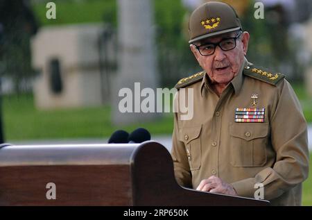 (190102) -- L'AVANA, 2 gennaio 2019 -- Raul Castro, primo segretario del Comitato centrale del Partito Comunista di Cuba tiene un discorso in una cerimonia che celebra il 60° anniversario della vittoria della rivoluzione cubana al cimitero di Santa Ifigenia a Santiago De Cuba, Cuba, 1° gennaio 2019. Raul Castro martedì ha ribadito la volontà della sua nazione di coesistere in pace con gli Stati Uniti nonostante le loro differenze politiche. Abbiamo la volontà di coesistere in modo civile, pacifico, rispettoso e reciprocamente vantaggioso con gli Stati Uniti, ha detto Castro in questa sede in una cerimonia che segna la 60a A. Foto Stock