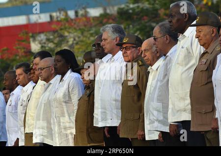 (190102) -- L'AVANA, 2 gennaio 2019 -- Raul Castro (5° R), primo segretario del Comitato centrale del Partito Comunista di Cuba e presidente cubano Miguel Diaz-Canel (6° R) partecipano a una cerimonia che segna il 60° anniversario della vittoria della rivoluzione cubana al cimitero di Santa Ifigenia a Santiago De Cuba, Cuba, 1° gennaio 2019. Raul Castro martedì ha ribadito la volontà della sua nazione di coesistere in pace con gli Stati Uniti nonostante le loro differenze politiche. Abbiamo la volontà di coesistere in modo civile, pacifico, rispettoso e reciprocamente vantaggioso con gli Stati Uniti, Castro sa Foto Stock