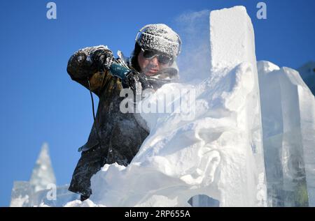 (190102) -- HARBIN, 2 gennaio 2019 (Xinhua) -- Un concorrente scolpisce una scultura di ghiaccio durante un concorso internazionale di scultura di ghiaccio a Harbin, capitale della provincia di Heilongjiang della Cina nord-orientale, 2 gennaio 2019. Alla competizione hanno partecipato in totale 16 squadre provenienti da 12 paesi e regioni. (Xinhua/Wang Jianwei) CHINA-HARBIN-ICE SCULPTURE-COMPETITION (CN) PUBLICATIONxNOTxINxCHN Foto Stock