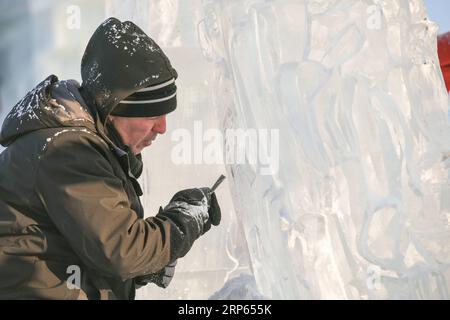 (190102) -- HARBIN, 2 gennaio 2019 (Xinhua) -- Un concorrente scolpisce una scultura di ghiaccio durante un concorso internazionale di scultura di ghiaccio a Harbin, capitale della provincia di Heilongjiang della Cina nord-orientale, 2 gennaio 2019. Alla competizione hanno partecipato in totale 16 squadre provenienti da 12 paesi e regioni. (Xinhua/Wang Song) CHINA-HARBIN-ICE SCULPTURE-COMPETITION (CN) PUBLICATIONxNOTxINxCHN Foto Stock